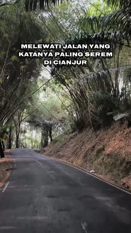 Jalan terseram versi kamu dimana? Lokasi video : Pasir Gobang Cibeber Cianjur  #cianjur #lebaksiuh #pasirgobang  #cibeber #campaka #cianjurselatan 