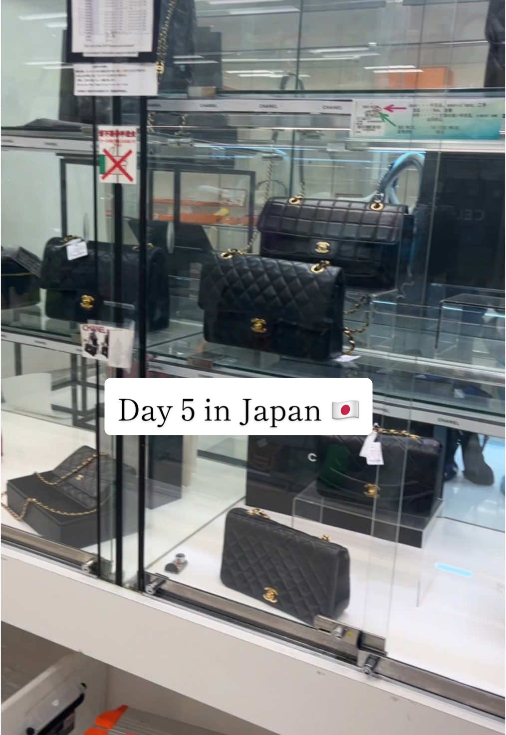 Come shopping with me in Osaka, Japan !  #fyp #paratii #osaka #vintageshop #japan #travelvlog #travel 