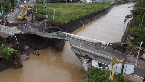 PANOORIN: Gumuho ang lupa sa ilalim ng Waras Bridge sa Iriga City, Camarines Sur sa kasagsagan ng pananalasa ng Bagyong #KristinePH sa probinsya nitong Miyerkoles, October 23. Ayon sa uploader na si Carlo Salud, importanteng daanan ang tulay dahil ito ang nag-uugnay sa lungsod sa karatig-bayan na Baao. Sa ngayon ay nasa ilalim ng Tropical Cyclone Warning Signal No. 1 ang probinsya. Courtesy: Carlo Salud