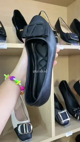 Yuk buruan kepoin keranjang kuningnya #flatshoes #sepatuwanita #OOTD #cantik #wibgajian #APT #fyp 