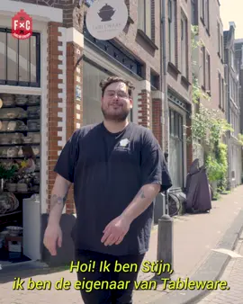 Wat ooit begon als een hobby voor Stijn, groeide uit tot @tableware.amsterdam: een antiek servieswinkel midden in de Jordaan.   Stijn begon op zijn 12e al met het verzamelen van allerlei spullen en later servies. Dat werd al snel zó veel, dat hij het eigenlijk nergens meer kon laten. De oplossing? Het verkopen! En dat ging zo goed, dat hij nu een winkel heeft midden in de Jordaan.   Hier kun je voor zowel wat duurder bijzonder antiek servies terecht, als goedkoper servies. Zo heeft hij ook borden van slechts een paar euro. En waarom zou je dan in godsnaam je geld uitgeven aan een saai wit servies van “de grote Zweden”, toch?  #tablewareamsterdam #antiekservies #antiekboutique #oudservies #brokant #servies #antiekbordje #antiekeschalen #borden #amsterdam #fccentrum #centrum 