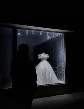 我也曾幻想过和最爱的人，一屋两人三餐四季#男孩看婚纱店的背景 #伤感 #遗憾 