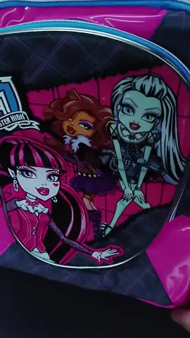 Que tal levar um pouco de estilo para a escola? A mochila Monster High é perfeita para quem quer arrasar no visual e na organização. Com compartimentos espaçosos e um design super descolado, é a escolha ideal para carregar todos os materiais com muito estilo. Marque aquela amiga que adora um look diferentão! #MochilaMonsterHigh #EstiloNaEscola #MaterialEscolar #VoltaÀsAulas #OrganizaçãoFashion #Papelaria