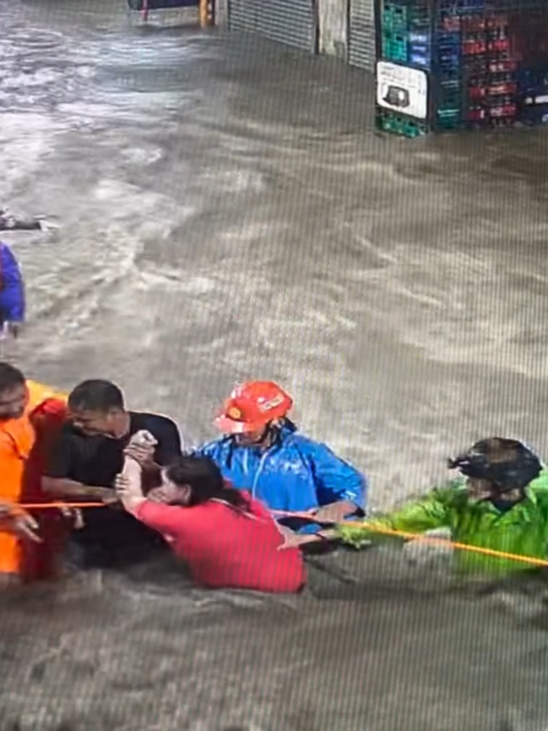 PANOORIN: Pahirapan ang naging pag-rescue sa isang babae sa bahagi ng Barangay Casile at Barangay San Antonio sa Biñan, Laguna dahil sa malakas at rumaragasang baha dulot ng masamang panahong dala ng Bagyong #KristinePH, ngayong araw, Oktubre 24, 2024. Courtesy: City of Biñan DRRMO- BinanC3 #BreakingNewsPH #GMANews