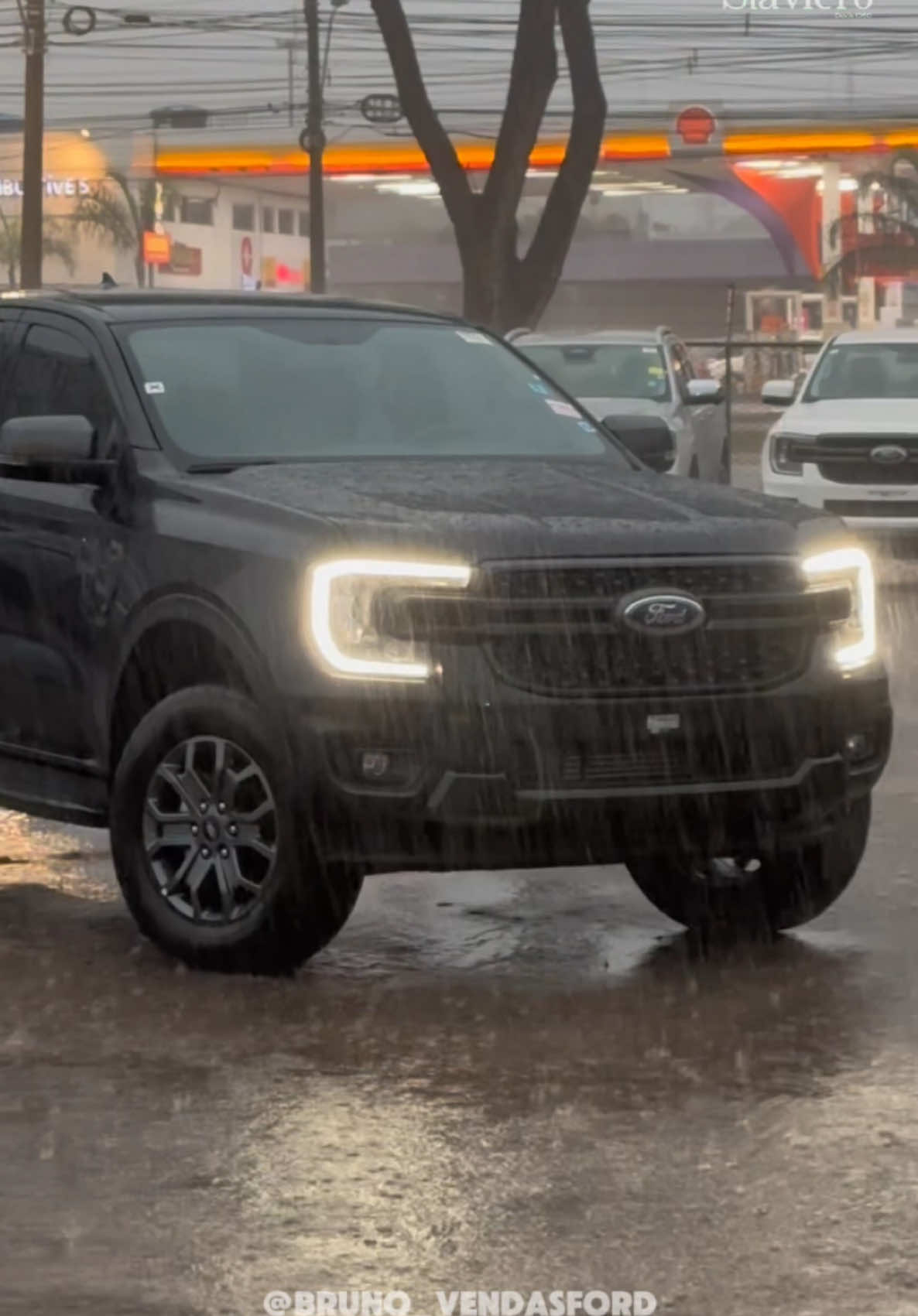 A Ranger BLACK é linda até na chuva 🌧️  #ranger #rangerblack #ford #fordbrasil #fordgofurther #picape #fordranger #chuva #tempestade #trovao #picapechuva #raçaforte #vendedorinfluenciadorford #readformoreinformation 