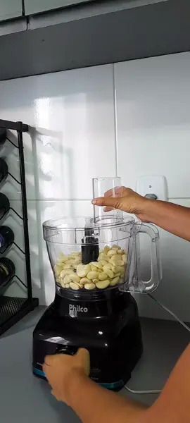 Tempero de Alho Simples Ingredientes: Alho fresco (quantidade a gosto) Instruções: 1. Triture o alho: Descasque os dentes de alho e triture-os em um processador de alimentos Obs: NÃO coloquei sal, fica a seu critério.  2. Armazenamento: Congelador: Coloque parte do alho triturado em um pote de vidro com tampa hermética e leve ao congelador. Assim, o alho poderá ser armazenado por mais tempo, mantendo seu frescor e sabor. Geladeira: Coloque outra parte do alho triturado em um pote de vidro com tampa, adicione um fiozinho de azeite (bem pouco) para ajudar a preservar o alho e intensificar o sabor. Feche bem e guarde na geladeira. Consumir em até 3 semanas. Dicas: O azeite ajuda a manter a umidade do alho e facilita o uso direto da geladeira. No congelador, você pode porcionar o alho triturado em cubinhos ou porções menores, facilitando o uso diário. Essa organização facilita o preparo e o uso no dia a dia!  #multiprocessador  #pastadealho #dicasuteis #organizacaodacasa 