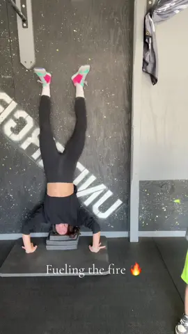 Work work work 💪🏻 #crossfitgirls #momswhocrossfit #musclemommy #metcon 