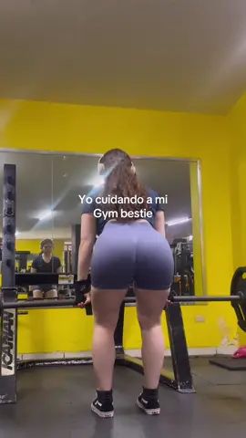 En que otro ejercicio cuidas a tu gymbestie? 🤝 @Melissagtz  Ig: michellegr._  #gym #GymTok #gymbesties #gymhumor #compañera #amigas #entrenamiento #workout 