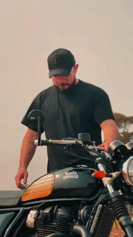 Como nem tudo são flores, bora falar dos pontos negativos da Interceptor? Claro, essa é a minha opinião então já comenta aí a sua também. Lembrando que o link pra todas as peças e acessórios está lá na bio 👹 #motorcycle #motorcyclecustom #royalenfield #custombike #moto #motocustom  #interceptor650 #interceptor #duasrodas #moto terapia #bikerlife #roadster #dicasdemoto #dicasdemoto 