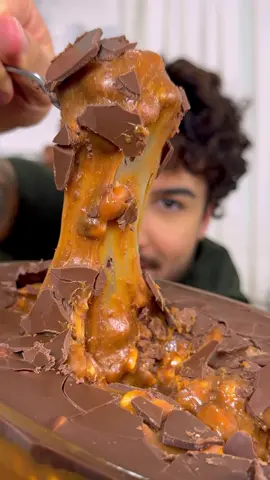 Já pensou? Um Snickers de travessa?? 😍 ➡️Me conta o que achou aqui embaixo!  Ingredientes: •2 xícaras de açúcar  •1/2 xícara de água  •2 colheres de manteiga  •2 caixinhas de leite condensado  •2 xícaras de amendoim •200g de chocolate  #snickers #caramelo #doces #brigadeiro #sobremesas 
