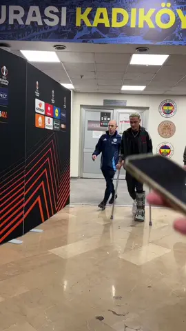 Maç sonu Antony değneklerle ayrıldı!  At the end of the match, Antony left with crutches! #manchesterunited