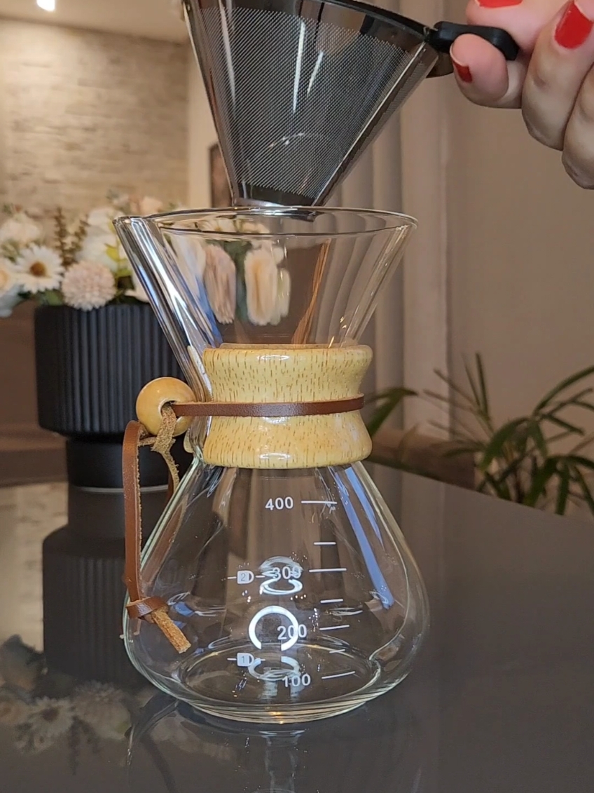 Chocada com tamanha delicadeza!  Porque até para tomar um cafezinho é preciso ter um certo charme! 🥰  Ameiiii!!! ❤️ ◽️ Cafeteira de vidro borossilicato com filtro em inox, detalhe em madeira 400ml #comprinhas #achadinhos #achadinhosdashopee #amocanecas #cafezinho #amocafé #coffeelover #café #coffee #cafégelado #cafécremoso #viciadosemcafé #lar #noconfortodomeular #casaaconchegante #Home #casaecafé #casa #lardocelar 