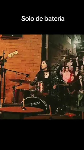 Ahí les va un #drumsolo Qué noche mágica en La Paz,  compartiendo el escenario con #Bolivianwomaninjazz en @centro_cultural_thelonious  ¡La energía que logramos con hermanas instrumentistas  se siente en cada nota! 🎶✨ Muy pronto mas actividades con Bolivian Woman in Jazz 😻🎶💜 . . . #jazzmusic #jazzdrummer #womanmusician #drumgirl #femaledrummer #femaledrummers #jazzwoman #spainchickcorea #spaindrumcover #jazzboliviano 