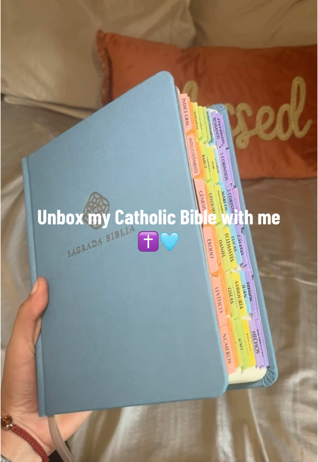After many days of looking on Amazon for the best Catholic Bible Al fin encontre una de mi agrado 🫶🏻🩵  - in spanish  - hard cover  - notetaking space  -decent quality pages   ITS NEVER TOO LATE TO GET CLOSE TO DIOSITO ! 🫶🏻✝️  #amazonfind #amazonbible #catholicbible #biblestudy #bibletabs #catholic #unbox #asmr #amazon #godisgood #bibliadeamerica #sagradabiblia 