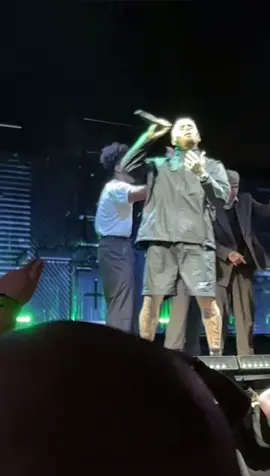 Chris brown performing - Hit my line #chrisbrowntiktok #fypシ #performance #famous 