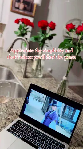 Im finally learning how to find peace in the most simplest things… if its for you, itll be! So make the best out of what you have now ❤️💋 #simplethings#Rose#Latenights#roses#flowers