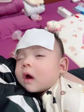 Thương con. Đi tiêm 6in1 về mệt quá ko thèm chơi với mẹ luôn 🥹 