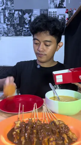 Hampir aja lupa, #makanking #mukbang #reddog sekalian beli reddog soalnya masih beli 2 gratis 1😎