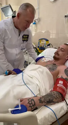 Я буду посміхатися знову… Ураган почуттів, але ні капельки страху та проявів болю. Війна забрала у нього ногу, зоставила важкі шрами на його душі. Сергій, 24 роки, з міста Ромни Сумської області. Професійно займався рукопашним боєм. При обстрілі отримав важкі поранення кінцівок. З правої ноги до коліна залишились тільки шкіряні клаптики. Рятував його молодий травматолог Мечникова Юссеф Альріфаі. Родом з Лівану, батько його - хірург. Він закінчив в Дніпрі медичну академію, ночами працюючи в лікарні Мечникова, допомагаючи лікарям. Прохав, щоб дали можливість рятувати воїнів в самому гарячому місті – ургентній операційній лікарні Мечникова. Цілодобово зараз надає травматологічно-хірургічну допомогу пораненим Героям українцям. Вивчив досконало українську. З Сергієм одного віку. Розмови тільки про майбутнє. Мрія Героя - продовжити воювати та виступити на паралімпіаді. Його біль та гнів надають йому сили для найшвидшого виздоровлення. Ці два молодих хлопця стали символами сили волі та милосердя. Коли все це бачиш, починає боліти серце, але надихає та додає сили. Вони - Супергерої кожного дня… #лікарня #риженко #війна #миукраїнці💙💛🇺🇦 #захисникиукраїни #ампутація