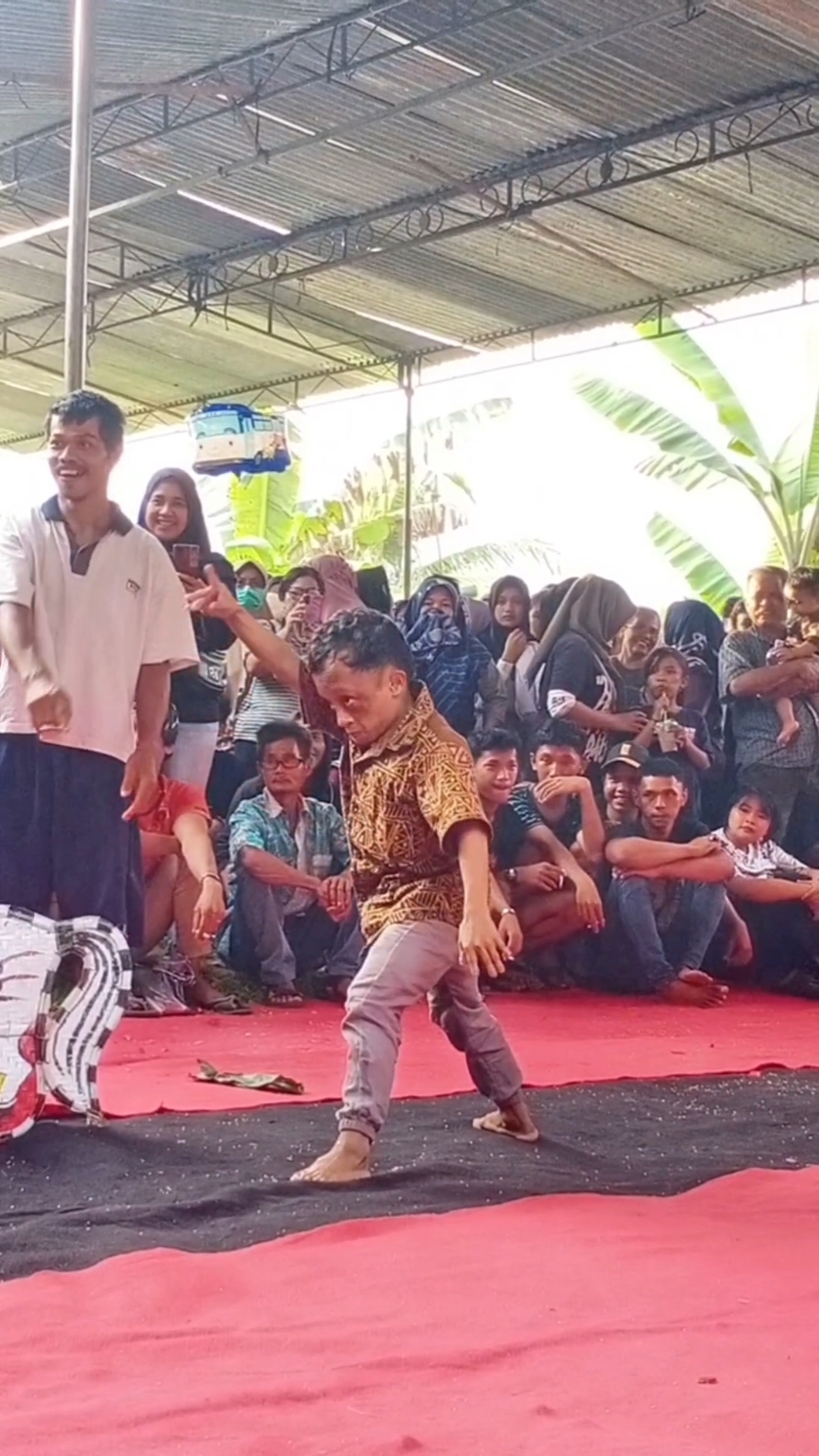 Teguh Cilik ngambek minta ditabuh kendang #kudalumping #jarankepang #kudakepang #jathilan #jaranantiktok #ebegbanyumasan #ebegkebumen #ndadijaranan #kesurupankudakepang #mendhemebeg #teguhcilik #lucu #ngakak #fyp 