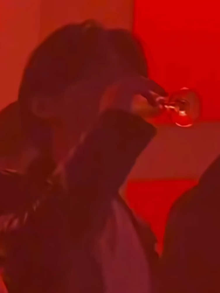 ตัวตึงร้านเหล้า สาวแห่ขอไลน์ทั้งร้าน #sunghoon #enhypen #fyp 