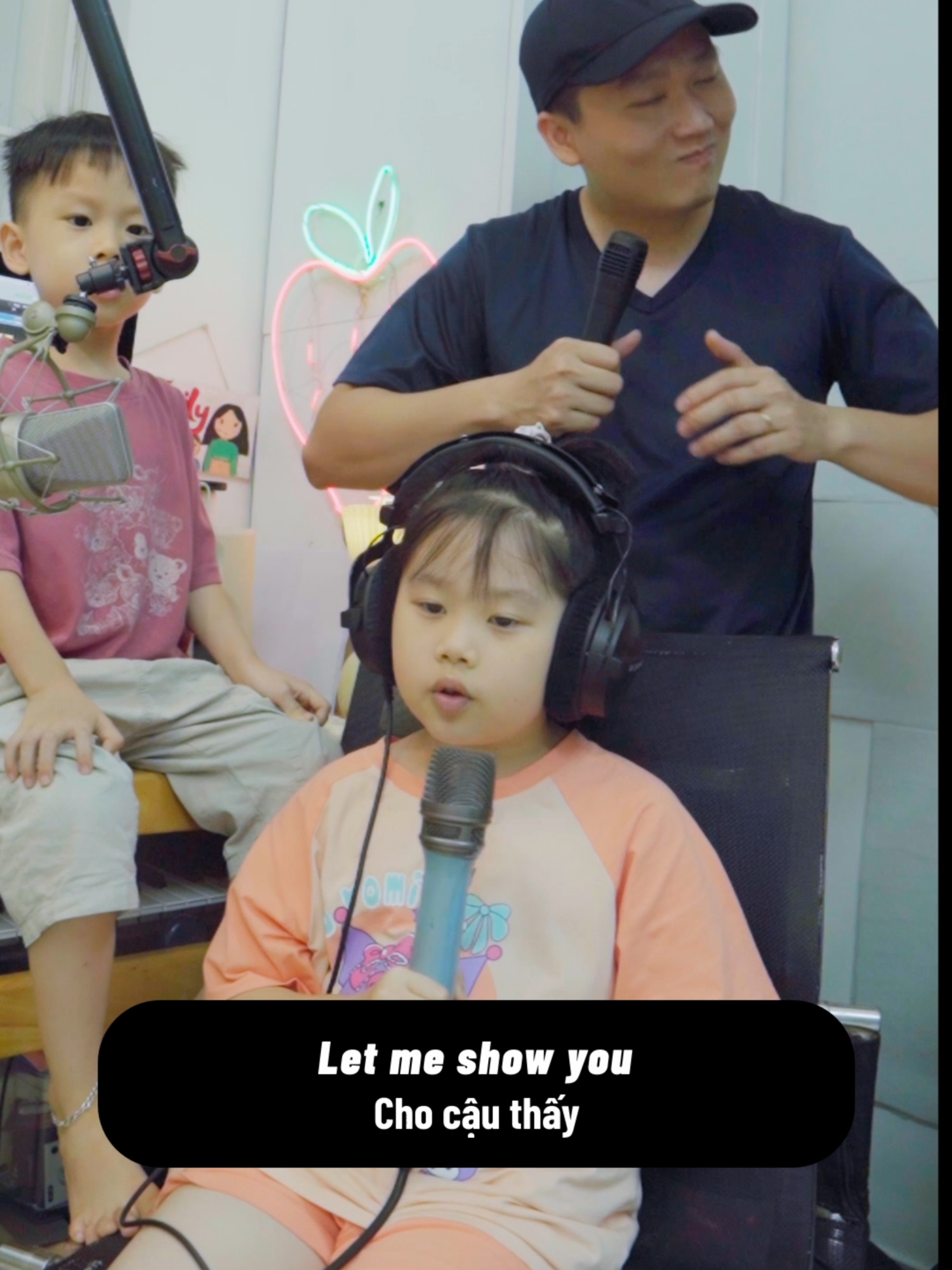 Cô bé ngày nào còn e thẹn núp sau lưng bố giờ đã tự tin để cân cả bài rùi. Yêu em <3 At My Worst by 7-year-old Annie, Brian and Dad #fatherdaughter #familytime #annie