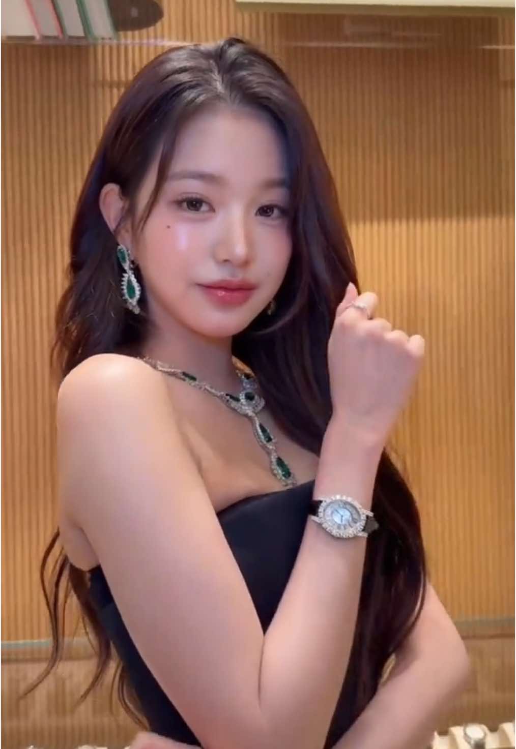 Wonyoung for Chopard event 💍✨ คุณหนูน้องวอนยองสวยแพงมาก โคตรจะจึ้ง ลุควันนี้คือไฮโซหรูหรา ผู้ดีราชนิกุลสุดๆ หน้าเอย สะโพกเอย เอวแบบสับๆ หุ่นนาฬิกาทราย ถูกต้องทุกอย่าง เริ่ดแบบคะแนนเต็ม 10 10 10 👏🏻 #Wonyoung #JangWonyoung #IVE #아이브 #장원영 #Chopard #galleria