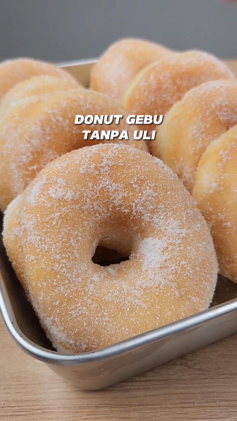 Replying to @ilaikizan_naz Tak guna marjerin dan susu pun hasilnya tetap lembut & gebu. Paling penting sekali tak payah susah-susah uli. Jimat tenaga😁 Resepi Donut Gebu Tanpa Uli: 350gm air suam 4 sudu besar minyak 1 biji telur (~ 55-57gm) 4 sudu besar gula 11gm instant yeast (1 paket) 620gm tepung high protein 1 sudu besar baking powder Sedikit garam Kalau nak buat dalam kuantiti kecil, boleh bahagi dua semua sukatan dalam resepi kecuali telur. Untuk sukatan telur sama dgn resepi asal. Guna 1 biji jugak. Resepi ni kuantiti besar sebab Dya nak habiskan sepaket yis terus. Tak suka simpan. Selalu kalau simpan separuh, mesti mati yis tu😅 Selamat mendonut❤️ #resepimudah #donut #foryou 