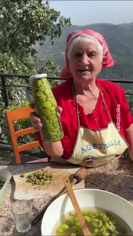 Olive in salamoia di nonna Rosina #oliveinsalamoia #tradizioni #olive #cibodoc #bellasicilia #vivoinsicilia 