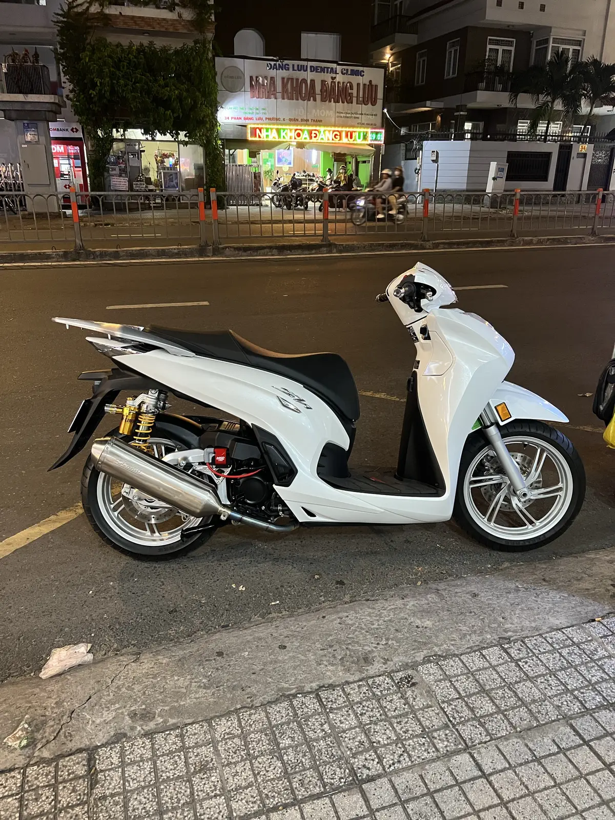 SH350i Trắng  ( 2022 ) Máy Thái ✅ odo 1k6 áo full keo lướt , Xe có đồ chơi  Bstp Ohlins 817 ( Full box bảo hành 5 năm) Hpa Msd  Cảng  Bô 4 Road 2007 Lọc gió KN ☎️ 0776622233