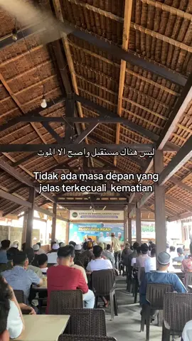 وَمَنْ أَرَادَ الأَخِرَةَ فَعَلَيْهِ بِالْعِلْمِ, وَمَنْ  أَرَادَهُمَا فَعَلَيْهِ بِالْعِلْمِ “Barang siapa menginginkan soal-soal yang berhubungan dengan dunia, wajiblah ia memiliki ilmunya ; dan barang siapa yang ingin (selamat dan berbahagia) di akhirat, wajiblah ia mengetahui ilmunya pula; dan barang siapa yang menginginkan kedua-duanya, wajiblah ia memiliki ilmu kedua-duanya pula”. (HR. Bukhari dan Muslim) @Tsaqafahislamiyah_Arraniry 