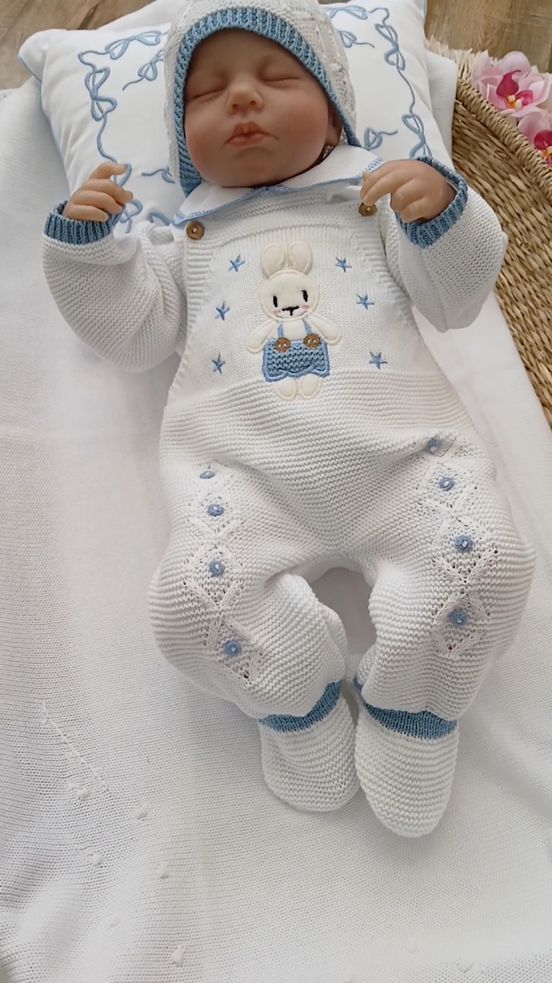 ¿Estás embarazada y buscando el mejor ajuar para tu bebé en Estados Unidos? En Rayuela Kids tenemos las primeras puestas más adorables y ropa para recién nacidos, confeccionada con 100% algodón hipoalergénico para el máximo confort de tu bebé. Todo diseñado pensando en su delicada piel. ¡Disfruta de envío gratis a todo Estados Unidos y América! Dale a tu bebé el cuidado que merece desde el primer día. #cominghomeoutfit #maternidad #primerapuestabebe #embarazada #newyork #ropadebebe #reciennacido #texas #mexico #babyboy #ajuardematernidad #estadosunidos #cominghomeoutfit #primerapuesta 