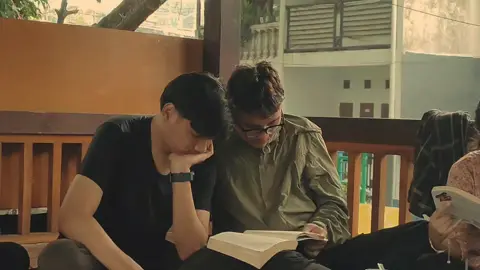 seberapa penting sih membaca buku bagi kalian???  #cinematic #video#videoviral #videopendek #buku#kawanbercerita #estetik #capcut #membaca 