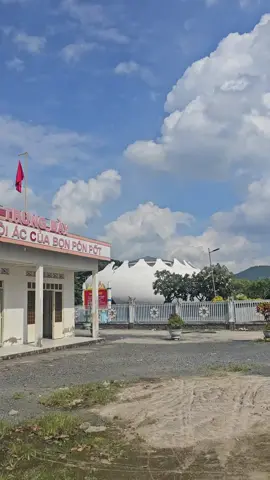Vụ thảm sát Ba Chúc là một tội ác chiến tranh gây ra bởi chính quyền Khmer Đỏ. Vụ việc xảy ra tại xã Ba Chúc (nay là thị trấn Ba Chúc), huyện Tri Tôn, tỉnh An Giang. Từ ngày 30 tháng 4 năm 1978, quân Khmer Đỏ bắt đầu đồng loạt nổ súng tấn công biên giới Tây Nam – Việt Nam. Ngày 18 tháng 4 năm 1978, quân Khmer Đỏ tràn vào Ba Chúc, thẳng tay chém giết những dân thường vô tội. Nhiều người chạy tới chùa Phi Lai và Tam Bửu và chạy lên núi Tượng nhằm ẩn náu, song cũng bị quân Khmer Đỏ tàn sát dã man. #bachuc  #chiwheelsmotorcycletour  #History  #vietnamwar  #tictok 