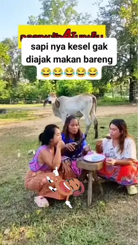 sapi nya kesel gak diajak makan bareng😂😂 #hiburan #komedi #videolucu #kontenlucu #fypdong 
