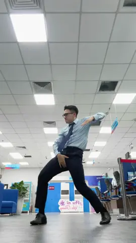 Không còn ai ở cơ quan thì bạn sẽ làm gì =)) @Bruno Mars @ROSÉ #apt#roseblackpink #brunomars #xuhuong #trending #fyp #dance #vietnam #banker #hieuhohoi #officer #office #boy dc: @Felix Bringas @Yvniel Hombria 