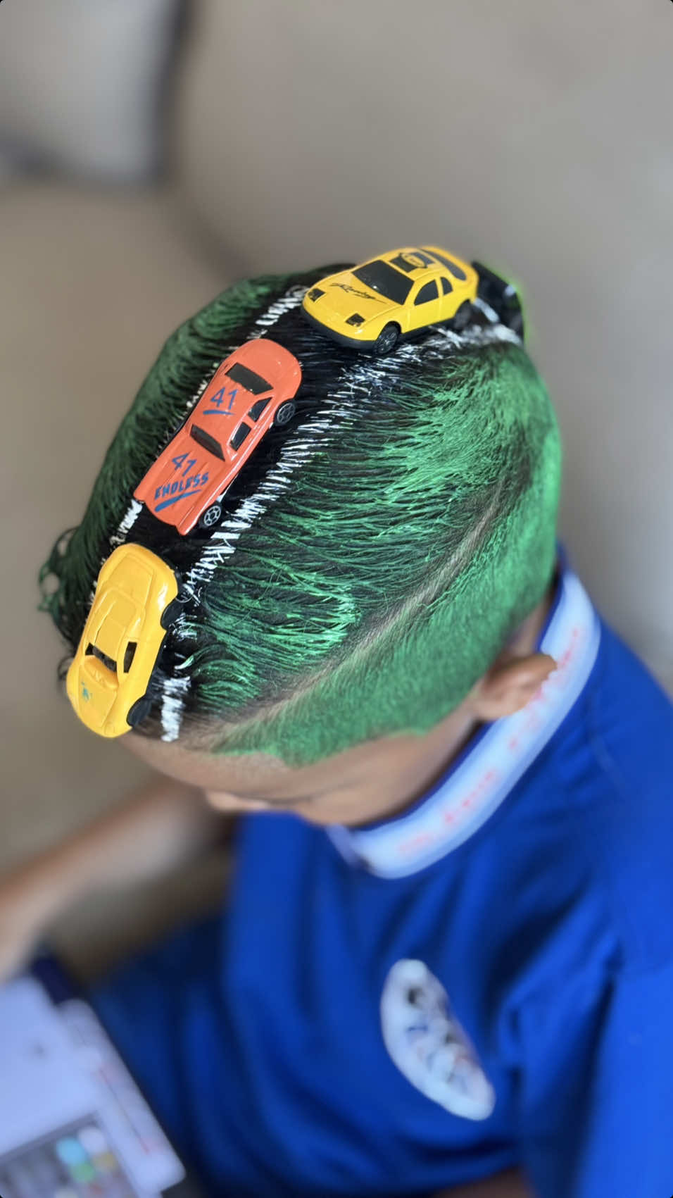 Dia do cabelo maluco na vida de uma mãe prática, kkk! Melhor opção: menos de 10 minutos, gastando pouco e deixando do jeitinho que ele pediu! O que usei: 	•	Tinta guache 	•	Pincel de maquiagem 	•	Corretivo 	•	Fita dupla face Conta aqui pra mim, você já fez cabelo maluco por aí também? #cabelomaluco #semanamaluca #cabelomaluconaescola #cabelomalucomeninocabelocurto #kids 