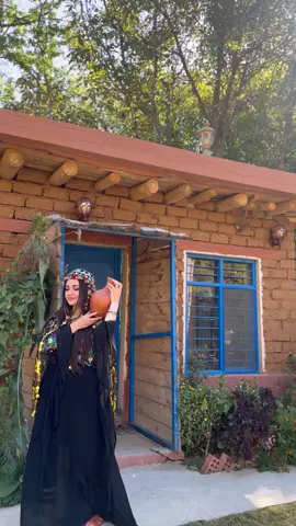 سڵاو لە ماڵێکەوە کە کات تێیدا وەستاوە،ئەم خانووە کۆنە شوێنێکە بۆ ئەوەی ڕۆح پشوو بدات،هەڵهاتن لە قەرەباڵغی شار لێرە هەست بە سادەیی و سۆز و خۆشەویستی ژیان دەکەی وەک جاران،شوێنێک کە پێویستە هەموو کەسێک سەردانی بکات لەگەڵ کەسێکی ئازیزی💙. @Dolana travel #kurd #fyp #سروشتى_جوانى_كوردستان #سروشت #چۆمان #گوند 