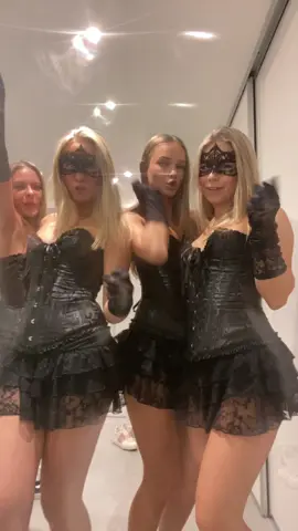 Catherine pierce ##fördig##skandinavia##everyoneishappynow##halloween@@Nanna Sommer♥️@@Li$a@@Thea