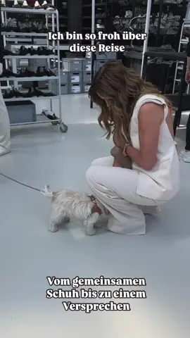 Ich bin so froh, dass wir das gemeinsam gemacht haben. Einen eigenen Schuh mit entwickeln zu dürfen war schon so so so toll und damit ein Versprechen einzulösen - dass ich nach dem Schlaganfall meiner Mutter gegeben haben- das war und ist überwältigend. Danke an @kennelundschmenger für diese gemeinsame Reise. Ich liebe unseren Schuh und unsere Freundschaft. Und danke an die @schlaganfallhilfe - ohne eure Arbeit, die Hilfe wäre meine Mutter nicht so gut geholfen worden. Endlich kann ich dafür ein bisschen und wenn es nur ein Zeichen ist, zurück geben und ich werde nicht aufhören. Danke. Werbungwegenmarkennennung