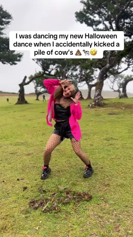 What an effect 🤣  Honestly didn’t notice 🤣 💩  🎥 @Hanna’s Madeira Life couldn’t stop laughing 😄 #bloopers #bts #halloweendance #halloween #callingallthemonsters #newdance #funny #fy #fyp #madeira #fanal 