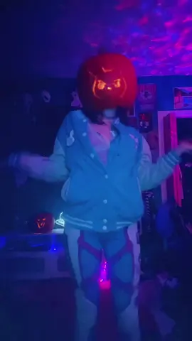 I tried flipping my hair, even though I don’t have any  ##dva##dvaoverwatch##ow2##overwatch2##dvacosplay##halloween##owhalloween happy halloween 