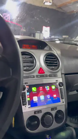 Une Opel Corsa qui profite d’un bon rajeunissement avec l’installation de l’écran incluant le Carplay et Android Auto ! #fo #page #custom #retrofit #carsoftiktok 