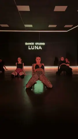 Пришла бы на такие танцы?) #rishakd #heelschallenge #танцікиїв #heelsdance #challenge #обучалкаheels 