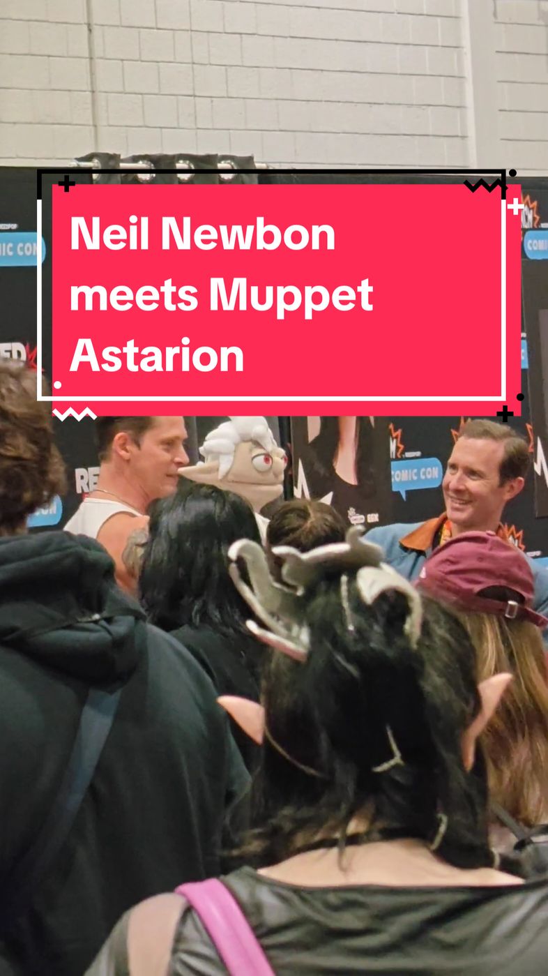 @Neil Newbon  was so charmed by @Bokki Cat Cosplay 's Astarion puppet today at @MCM Comic Con, he had to show all his friends. This wholesome moment was caught by my love @K4Unl  📹 #neilnewbon #astarion #mcm #mcmcomiccon #bg3 #baldursgate3 #astarionbg3 #muppet #puppet #fyp  @Blue Owlz Medic   