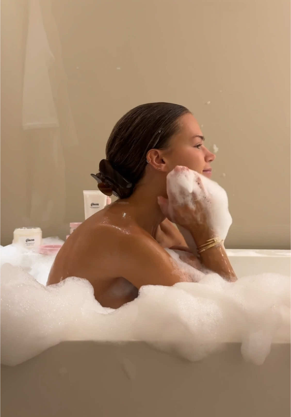 From bubbles to bedtime with @Hanna Schönberg 🫧🛁🎀 #gisou #honeyinfused #haircare 
