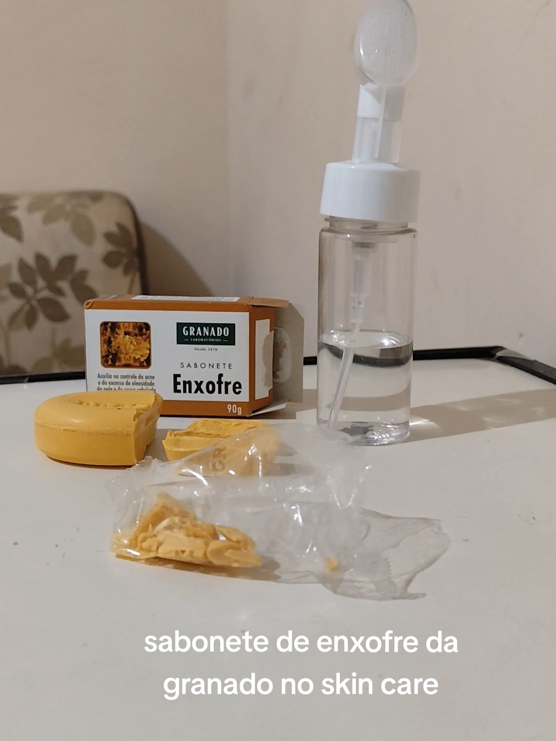 o bom também é que quando acabar o sabonete do frasco, você ainda terá como refazer esse processo várias vezes com o sabonete em barra que sobrou. 😉 obs: eu intercalo com outro sabonete no meu skin care. * paguei 9 reais em farmácia. #skincare #sabonetegranado #sabonetedeenxofre #autocuidado #spaday 