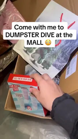 Found a jackpot while dumpster diving at the mall.. #dumpster #dumpsterdiving #anthropologie #mall #bathandbodyworks #fivebelow #insane #glamourddive 