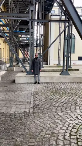 Plastyka powiek to, zabieg na który ludzie decydują się bądź to z powodów estetycznych (efekt odmładzający) bądź to z powodów medycznych (poszerzenie pola widzenia i poprawa ostrości wzroku).