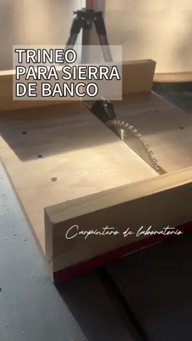 Trineo para sierra de banco  En mi bio tenes el enlace a todos los planos gratis! Si… gratis  No te olvides de sumarte a la escuela de carpinteros de laboratorio ECL #escueladecarpinterosdelaboratori #ECL #carpinteria #madera #trineosierramesa #sierrademesa 